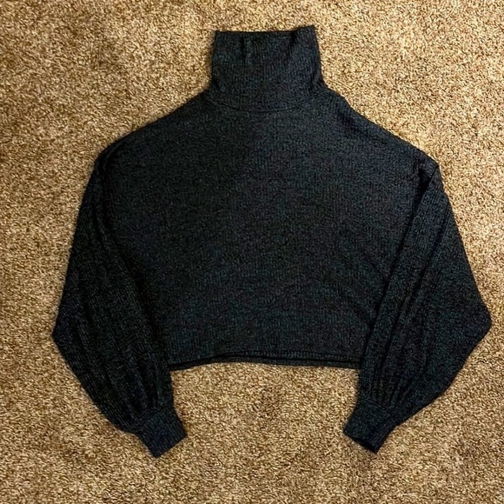 Hollister grey cropped turtle neck.